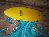 Surfboard aan de muur